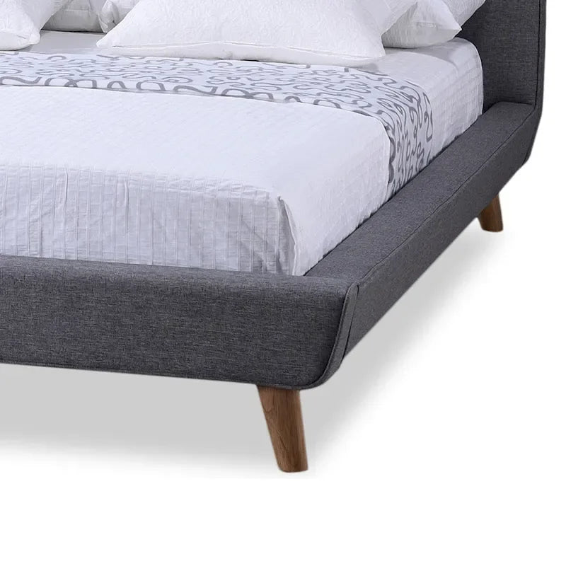 Lit plateforme Carson Carrington Svinninge gris rembourré de style Mid-century